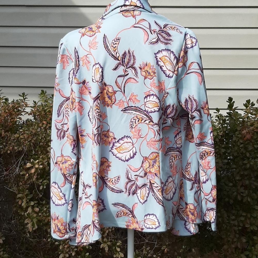 LAST 1! PLUS Blue Floral Print Blazer - Picture 10 of 10